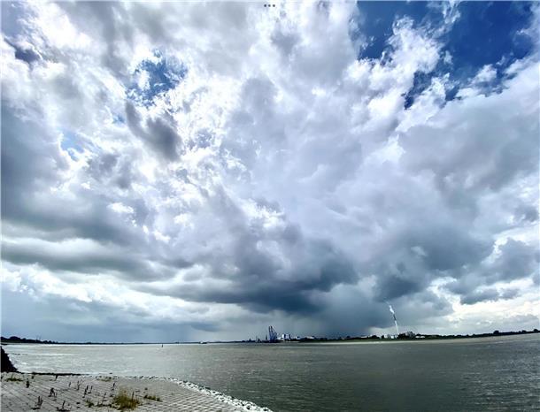 Spektakuläre Szenen der Naturgewalt spielen sich oft am Himmel über Bremerhaven und der Nordseeküste ab. 