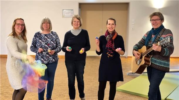 Singepaten bei den Vituszwergen Zeven mit der Kinder- und Jugendbeauftragten des KreisChorVerband Bremervörde, Ingrid Mahnken (rechts).