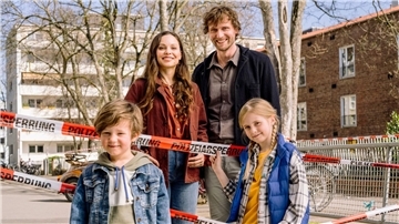 Singlemann mit Tochter trifft Alleinerziehende mit Sohn: Philipp (Ulrich Friedrich Brandhoff, r.) mit Tochter Miriam (Mia Grace Herold, r. unten) und Frederike (Mina Tander, li.) mit Sohn Fritz (William Vonnemann, li. unten). 