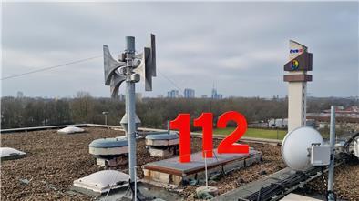 Sirene mit 112 im Hintergrund.