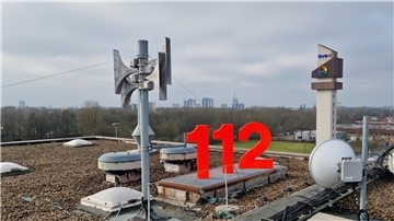 Sirene mit 112 im Hintergrund.
