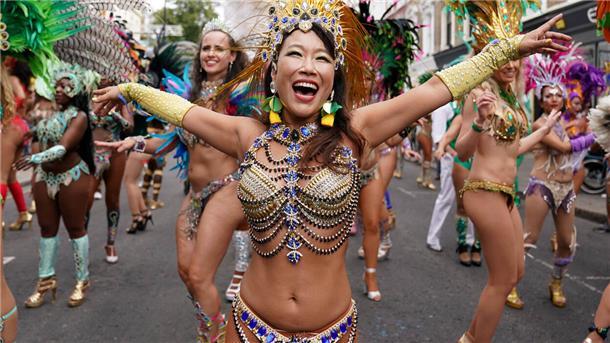 Das Foto zeigt spärlich bekleidete Tänzerinnen beim Karneval. 