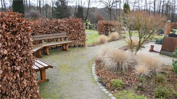 Sitzgelegenheiten und eine hübsche Neugestaltung haben die Rockstedter bereits vor längerer Zeit auf ihrem Friedhof umgesetzt. Im Zuge der Dorfentwicklung sollen nun noch Bereiche für verschiedene Bestattungsformen erweitert und bepflanzt werden.