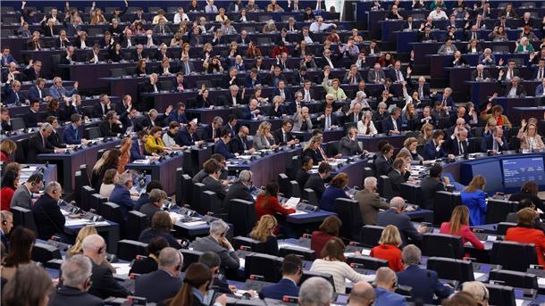 EU-Parlament: Justiz erlässt weitere Haftbefehle Sitzung des Europäischen Parlaments in Straßburg.