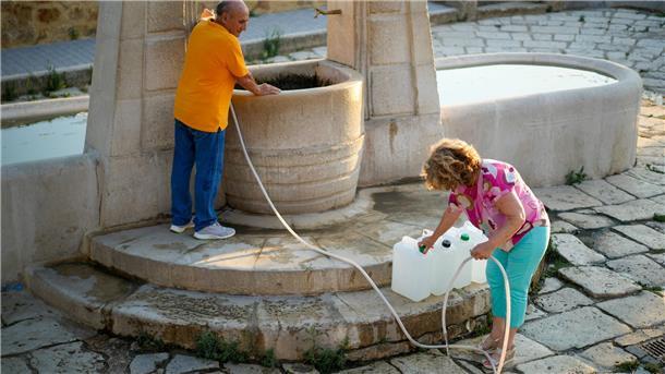 Wasserknappheit in Urlaubsländern Sizilien leidet unter einer verheerenden Dürre. Für fast eine Million Einwohner ist das Wasser streng rationiert.