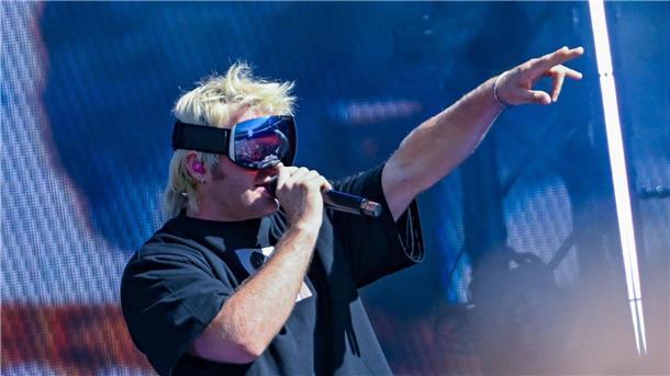 Rapper Ski Aggu erobert die Spitze der Charts Ski Aggu hat den ersten Platz der Single-Charts erobert.
