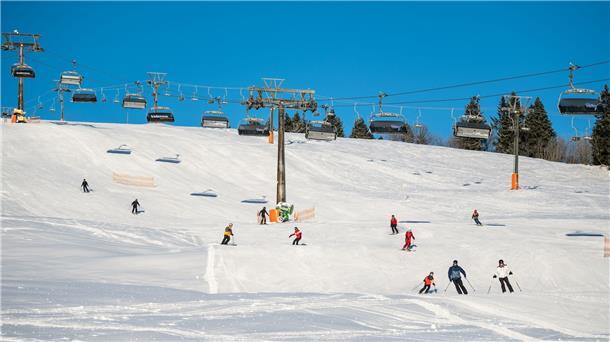 Skifahrer nutzen das Winterwetter und fahren den Feldberg hinab.
