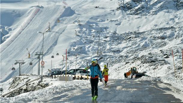 Skiläufer gehen über den Parkplatz des Rettenbachgletschers in Sölden. Das Skigebiet gehört zu den beliebtesten in den österreichischen Alpen.