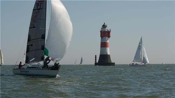 Leuchtturm Roter Sand mit Segelschiffen