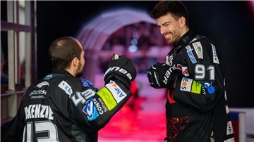 Skyler McKenzie (links) und Miha Verlic von den Fischtown Pinguins waren schon vor dem ersten Halbfinalspiel gegen den EHC Red Bull München gut drauf. Danach hatten sie noch mehr Grund zur Freude.