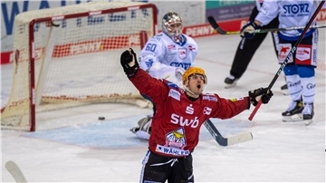Pinguins-Stürmer Skyler McKenzie nach dem Siegtreffer.