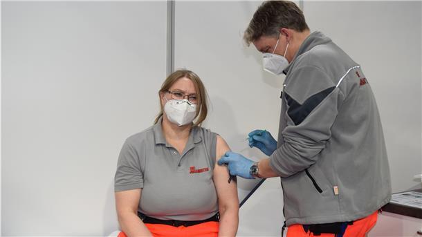 So läuft es im Impfzentrum Bremerhaven So ähnlich könnte es aussehen, wenn Johanniter Jan Lückert seine Kollegin Britta Schönfeld impfen würde. Doch sie ist noch nicht an der Reihe. Zurzeit verhilft der Ehrenamtliche noch den Menschen über 85 zu einer Impfung.