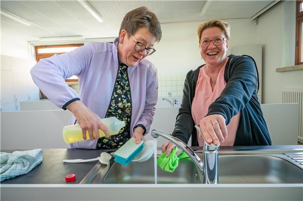  So geht Geld und Energie zum Fenster raus, zeigen die Hauswirtchafterinnen Marlies von Helmst (links) und Andrea Tauer von den Berufsbildenden Schulen Sophie Scholl in Bremerhaven.  Spülen Stück für Stück unter laufendem Heißwasser und mit neuem Spüli im Schwamm bei jedem Teil.