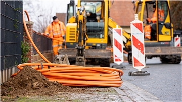So bald werden die Bauarbeiter nicht anrücken, um im Landkreis neue Glasfaserleitungen zu verlegen. Der Bund hat das Förderprogramm fürs schnelle Internet gestoppt.