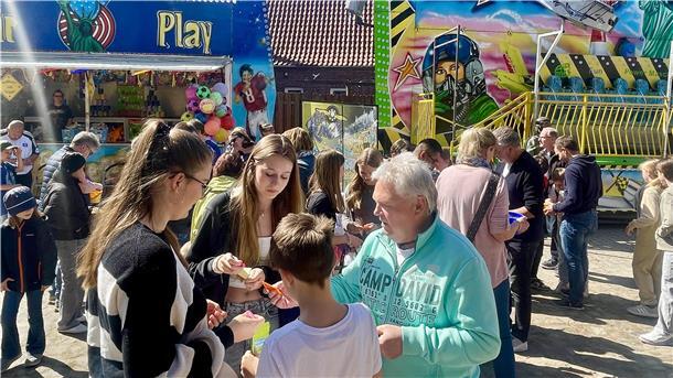 Kaiserwetter bei Eröffnung des zweitägigen Selsinger Frühjahrsmarktes am Samstag „So ein schönes Wetter hatten wir noch nie zur Eröffnung.“ Gemeindebürgermeister Bernd Schleßelmann freut sich über die große Resonanz für den Selsinger Frühjahrsmarktes bei der Verteilung der Freifahrtscheine.