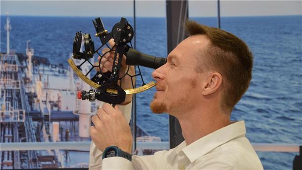 „Am Puls der Zeit bleiben“ – Bremerhavener Firmen auf der Schiffbaumesse SMM So ein Sextant funktioniert noch, wenn moderne Bordelektronik ausfällt: Christoph Gütersloh, Vertriebsleiter von Cassens & Plath aus Bremerhaven, die die nautischen Geräte fertigt.