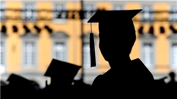 So feiern manche Studierende ihren Abschluss. In der Türkei haben Betrüger viele Diplome von Universitäten gefälscht.