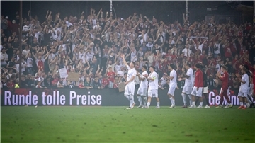 So friedlich wie hier nach dem Schlusspfiff des Spiels FC Aarau gegen Young Boys Bern ging es beim Pokalspiel nicht immer zu.