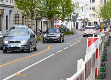 So ganz gerade sind die Markierungen in der Rickmersstraße jedenfalls nicht geraten.