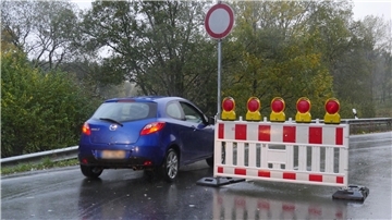 Das Foto zeigt eine Straßensperrung