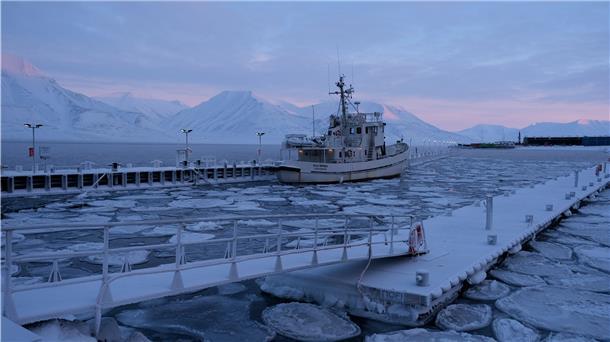 So hätte es längst sein sollen: Die „Ulla Rinman“ im Hafen von Spitzbergen, zur Abfahrt für Expeditionsteilnehmer bereit. Doch Corona hat diese Pläne durchkreuzt.