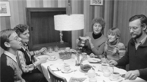 So hätten es viele Männer in Rat und Verwaltung 1976 gern gesehen: Margitta Terborg (Mitte) im Kreis der Familie als Hausfrau und Mutter. Doch die SPD-Politikerin wollte mehr – und erreichte es.