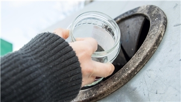 So ist es richtig: Altglas ohne Deckel wird in die entsprechenden Container geworfen. Manch älterer Zevener sieht sich dazu nicht in der Lage, weil die Container am anderen Ende der Stadt stehen.