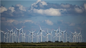 Schleswig-Holstein, Bordelum: Windräder drehen sich in einem Windpark an der Nordsee