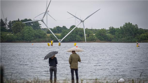So könnte die Zukunft der Offshore-Windenergie aussehen: Die Anlagen schwimmen so wie hier auf einem Baggersee bei Hymendorf.