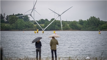 So könnte die Zukunft der Offshore-Windenergie aussehen: Die Anlagen schwimmen so wie hier auf einem Baggersee bei Hymendorf.