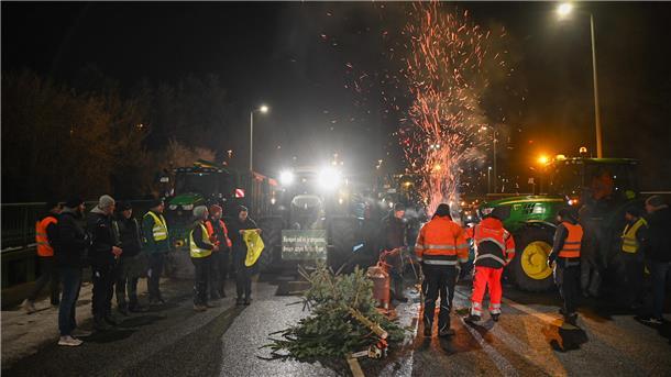 Bauernproteste: Heute Morgen wird der Hafen in Bremerhaven blockiert "So lange wir dürfen" - Die Landwirte halten die Dauer ihres Protests offen.
