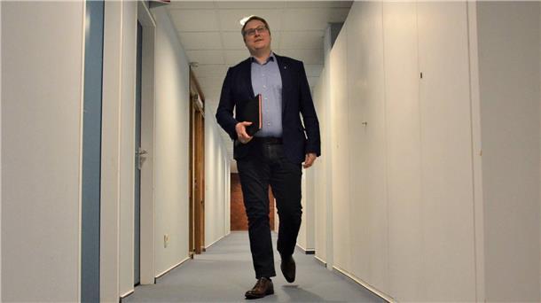 So, nämlich ohne Maske, sieht man Marco Prietz im Rotenburger Kreishaus nur auf inständiges Bitten des Fotografen und weil sich niemand sonst im Gang befindet. Seit seinem Amtsantritt im November musste sich der Landrat mehr mit Corona befassen, als ihm lieb war und er erwartet hatte.