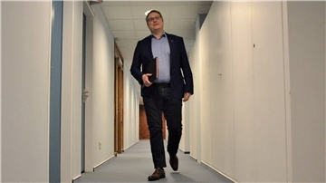 So, nämlich ohne Maske, sieht man Marco Prietz im Rotenburger Kreishaus nur auf inständiges Bitten des Fotografen und weil sich niemand sonst im Gang befindet. Seit seinem Amtsantritt im November musste sich der Landrat mehr mit Corona befassen, als ihm lieb war und er erwartet hatte.