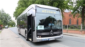 So oder so ähnlich würden die neuen Elektrobusse aussehen. Das Foto zeigt ein Testfahrzeug, das im Sommer 2021 in der Wesermarsch im Einsatz war.