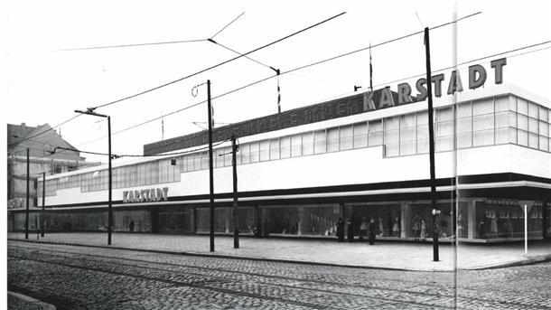 Die vergebliche Suche nach dem Notausgang und ein unverhofftes Happy End So sah das Bremerhavener Karstadt-Gebäude 1959 aus, fotografiert von Carlfried Halbach (Ratingen), veröffentlicht in „Vom Kaufhaus zur Stadtgalerie: Bauten für den Handel von Walter Brune", herausgegeben von Holger Pump-Uhlmann, Jovis-Verlag.