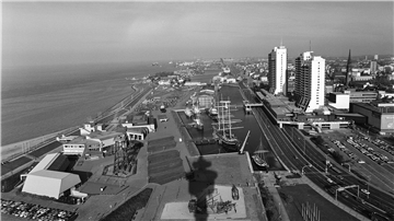 So sah der Museumshafen 1979 aus – vom Radarturm aus betrachtet. Da wo heute sich die Attraktionen versammeln, herrschte damals noch Ödnis.