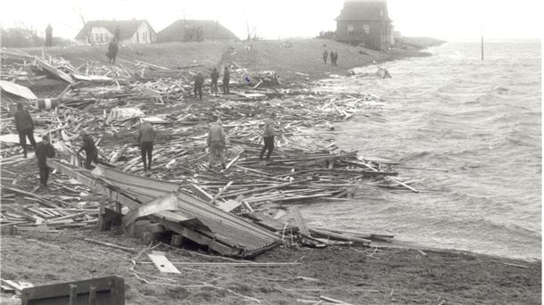 So sah es am 16. Februar 1962 in Tossens aus. Die Sturmflut zerstörte auch die Strandhalle.