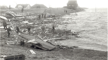 So sah es am 16. Februar 1962 in Tossens aus. Die Sturmflut zerstörte auch die Strandhalle.