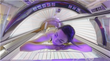 So schädlich wie echtes Sonnenlicht: Von regelmäßigen Aufenthalten im Solarium raten Hautärzte eher ab.