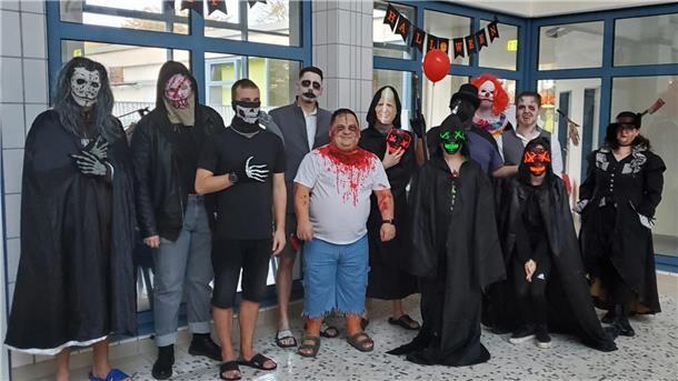 So schaurig geht's zu Halloween im Störtebekerbad zu.