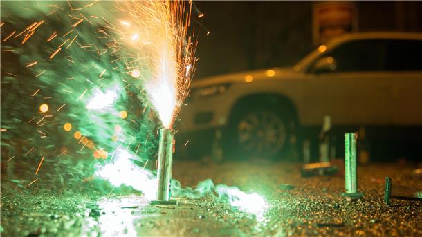 So schön Feuerwerk und Co. in der Silvesternacht auch aussehen, so böse ist das Erwachen am Morgen - wenn das Auto gelitten hat. 