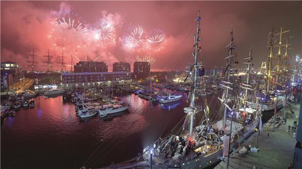 Sail 2025: So wird das Wetter am Festwochenende mit Feuerwerk und Party Feuerwerk zur Sail 2015 über Bremerhaven mit maritimer Skyline.