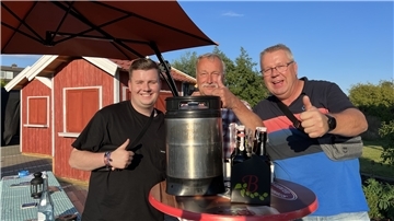 So sehen Gewinner aus. Lukas Mansholt, Dieter Feske und Thorsten Mansholt (v. li.) freuten sich am Sonnabend über ihren Sieg bei der Bier-Olympiade.