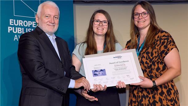 So sehen Gewinnerinnen aus: Lena Gausmann und Charlene Schnibbe zusammen mit Zeitungsdesigner Norbert Küpper bei der Preisverleihung in Wien.