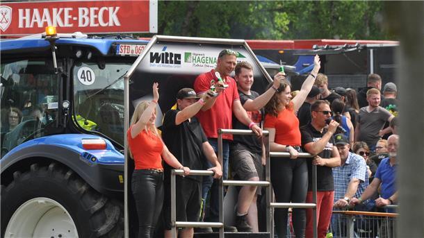 So sehen Sieger aus: Das Gewinner-Team in der Bauernklassen lässt sich bei einer Ehrenrunde vom Publikum feiern.