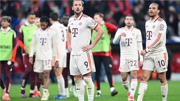 Heikler Bayern-Februar: Kompany droht sein Lehrmeister Pep So sehen Sieger aus? Enttäuschte Bayern um Torschütze Harry Kane (M) nach dem 3:1 gegen Bratislava.