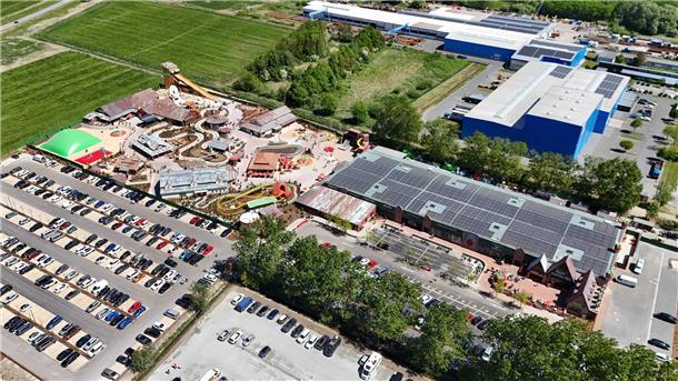 Karls Erlebnis-Dorf eröffnet – Besucherandrang in Loxstedt groß Karls Erlebnis-Dorf in Loxstedt aus der Luft fotografiert.