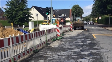 So sieht der Leherheider Mecklenburger Weg seit 1958 aus. 2021 wird die Straße zwischen Debstedter Weg und Otto-Oellerich-Straße auf rund 600 Metern komplett neu gebaut. Zurzeit schon verlegt Wesernetz entlang der Südseite eine neue Gasleitung.