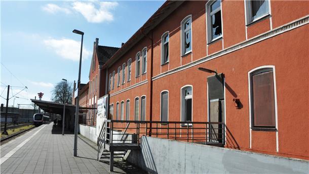 So sieht der Nordenhamer Bahnhof auf der den Gleisen zugewandten Seite aus.