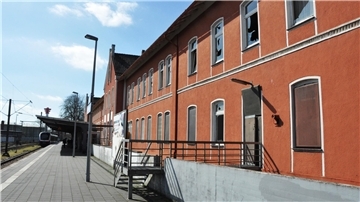 So sieht der Nordenhamer Bahnhof auf der den Gleisen zugewandten Seite aus.